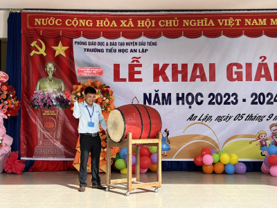 Thầy Lê Thanh Trinh - Bí thư chi bộ - Hiệu trưởng nhà trường đánh trống khai giảng năm học mới 2023-2024